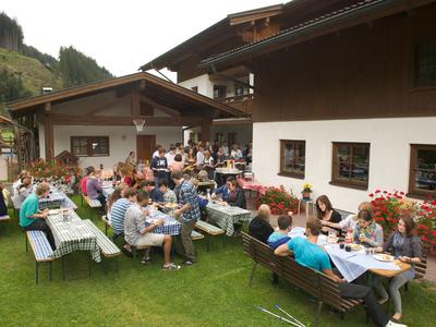 Schulgruppe genießt Grillabend in Saalbach